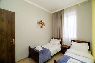 Гостевой дом Big Family Guest House Тбилиси Стандартный двухместный номер с 2 отдельными кроватями и общей ванной комнатой-1